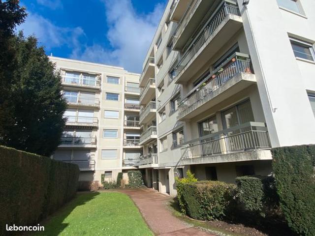 ÉVREUX, centre ville, à proximité de la gare à pied, appartement de 150 m2 avec balcon, garage et cave