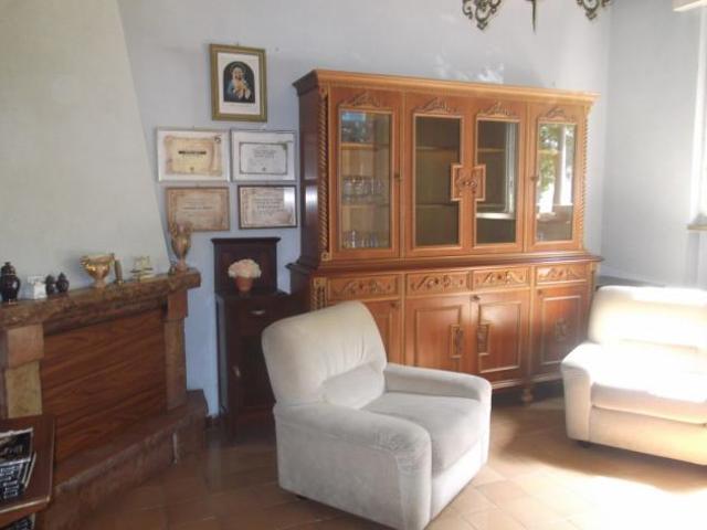 Ex Campo d'aviazione. Villetta a schiera a pochi passi dalla pineta. Resede antistante e corte con tettoia condonata sul retro. Ingresso, soggiorno c