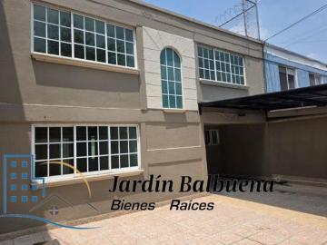 Excelente casa ubicada en retorno cerrado con vigilancia frente al Walmart de Jardín Balbuena