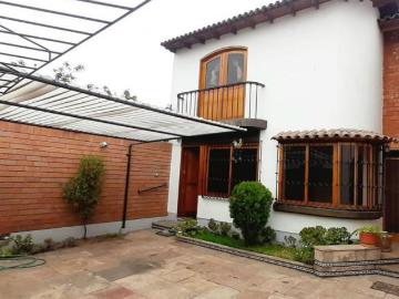 Excelente Casa bifamiliar en zona LA AURORA salida a calles