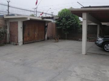 Excelente casa como terreno en surco en av. Olguin ideal constructoras