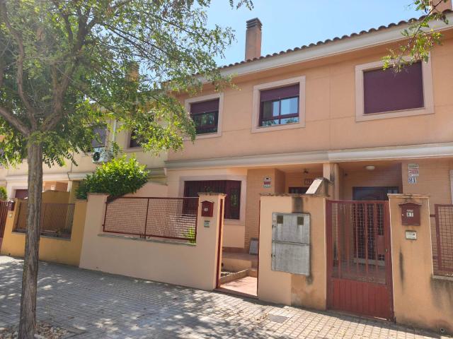 EXCELENTE CASA CON 4 DORMITORIOS Y AMPLIO PATIO EN ZONA RESIDENCIAL