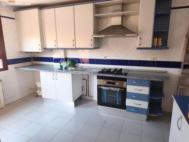 EXCELENTE CASA CON 4 DORMITORIOS Y AMPLIO PATIO EN ZONA RESIDENCIAL