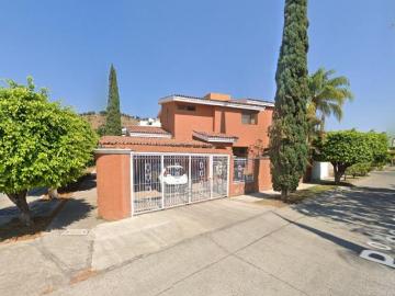 EXCELENTE CASA EN BUGAMBILIAS EN REMATE