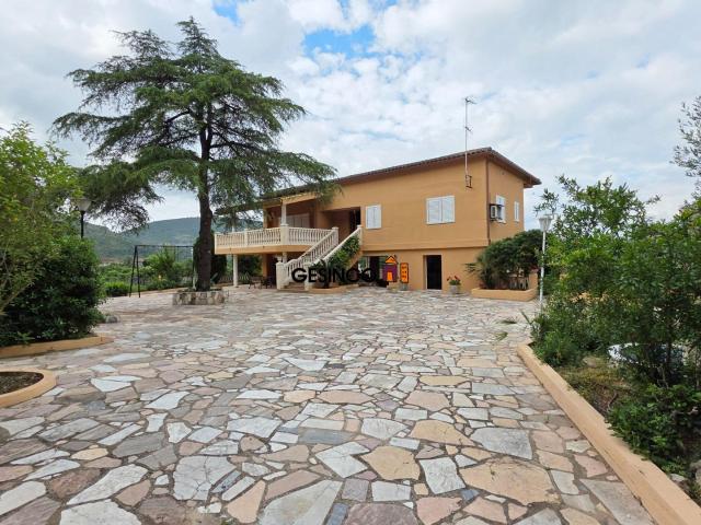 EXCELENTE CHALET CON VISTAS PANORÁMICAS EN URBANIZACIÓN PINO CHICO