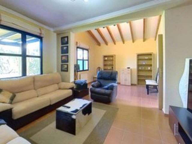 Excelente chalet en Riba Roja en urb. Masia del Traver