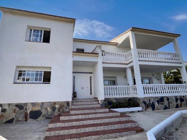 EXCELENTE CHALET EN VENTA CON VISTAS AL MAR!