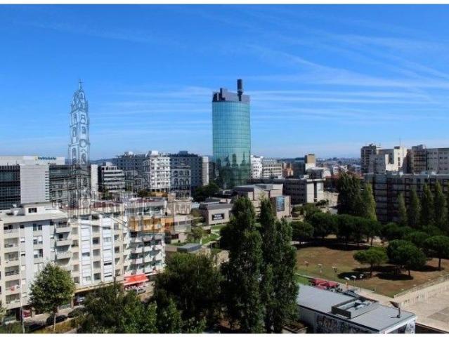 EXCELENTE, AMPLA E BEM LOCALIZADA MORADA TRIPLEX T4 NA MAIA