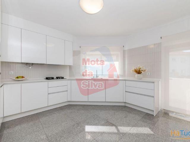 Excelente Apartamento 4 Assoalhadas, com 158m2 em Almada | 26054060230