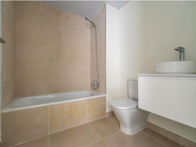 Excelente apartamento de 2 dormitorios con amplia terraza y vistas al mar en Benalmádena