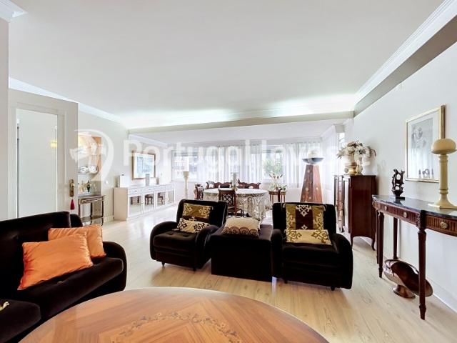 Excelente apartamento de 4 assoalhadas na Av. D. Nuno Álvares Pereira Almada
