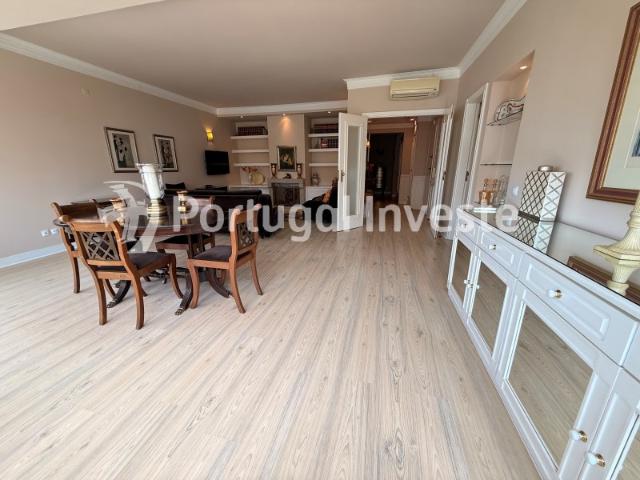 Excelente apartamento de 4 assoalhadas na Av. D. Nuno Álvares Pereira Almada
