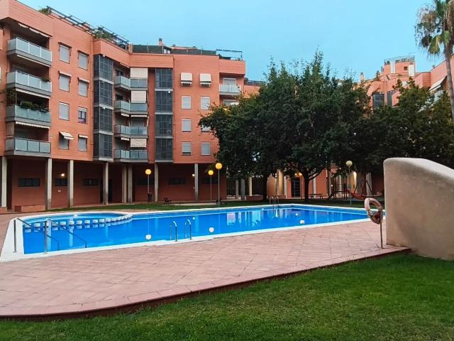 Excelente apartamento junto al Hospital La Fe, en residencial con piscina y jardín