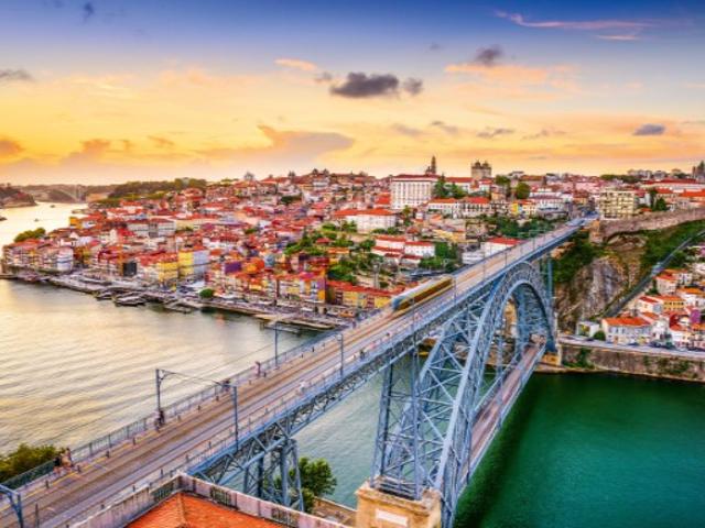 EXCELENTE APARTAMENTO T3, COM VARANDA E LUGAR DE GARAGEM, NA AREOSA A PREÇO DE LANÇAMENTO