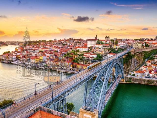 EXCELENTE APARTAMENTO T3, COM VARANDA E 3 LUGARES DE GARAGEM NA AREOSA, A PREÇO DE LANÇAMENTO