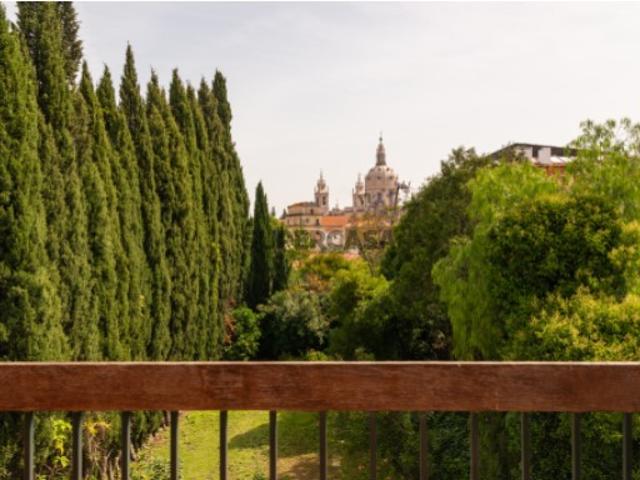 Excelente apartamento na Lapa remodelado em zona prime com terraço, estacionamento e jardim partilhado do condomínio. Vista fantástica verde e cúpulas da Basílica da Estrela