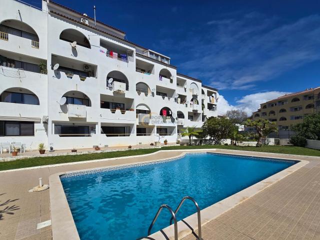 Excelente apartamento remodelado com 2 quartos em zona central de Albufeira, piscina e terraço virado a sul a 900m da praia