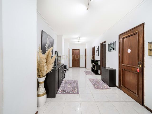 Excelente Apartamento T1 no Centro de Oliveira do Douro – Com Terraço e Garagem Box