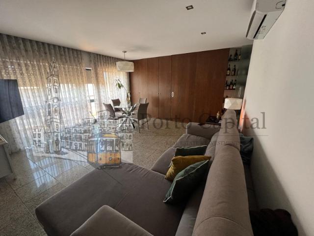 EXCELENTE APARTAMENTO T2+1 MAIS ESCRITORIO, COM 3 FRENTES, VARANDAS E GARAGEM BOX NO CORAÇÃO DE GAIA POR 375.000 EUROS