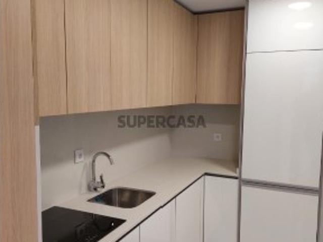 Excelente apartamento T2+1, situado a apenas dois minutos da estação de metro Manuel Leão
