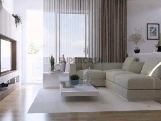EXCELENTE APARTAMENTO T2, COM COZINHA EQUIPADA INCLUINDO MAQUINA DE LAVAR A LOIÇA E ROUPA, VARANDA E UM LUGAR DE GARAGEM, EM VILA NOVA DE GAIA A 5 MINUTOS DA PRAIA