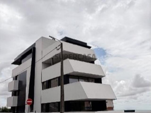 EXCELENTE APARTAMENTO T2, COM COZINHA EQUIPADA, TERRAÇO 152 M2, ARRUMO E LUGAR DE GARAGEM EM SÃO COSME/GONDOMAR