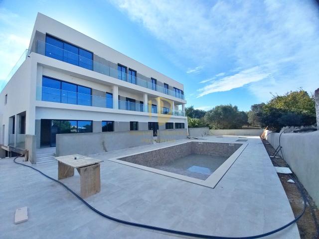 Excelente apartamento T2 com piscina, em fase de construção no centro de Almancil