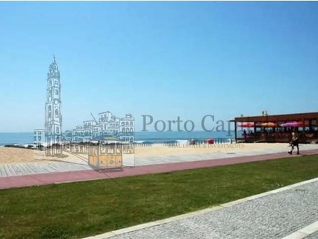 EXCELENTE APARTAMENTO T2, COM TERRAÇO, JARDIM COM 40,90 M2 E COM UM LUGAR DE GARAGEM, EM V. N. DE GAIA JUNTO A PRAIA