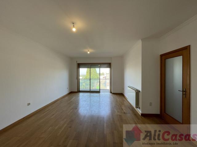 Excelente Apartamento T2 C/Ampla varanda em Localização Privilegiada