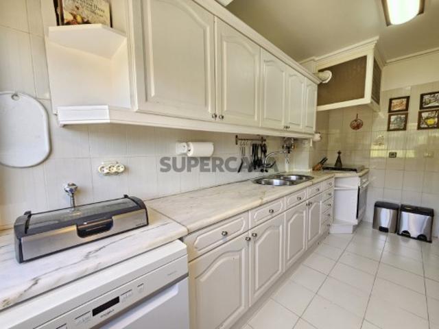 Excelente Apartamento T2 em Carnaxide com lugar de estacionamento Vista Desafogada