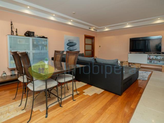 Excelente apartamento T2 localizado sobre o Rio Arade na Boca do Rio com dois lugares de estacionamento, próximo de todas as comodidades e serviços, restaurantes, escolas, comércio e principais praias algarvias