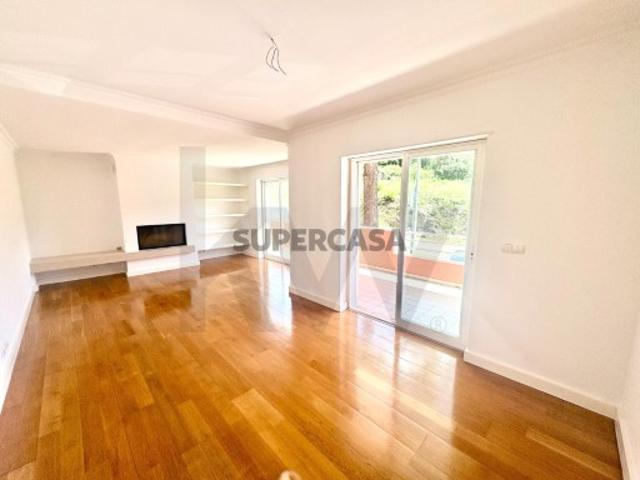 Excelente Apartamento T2 na Portela de Sintra Central, Luminoso e com Varanda Envolvente