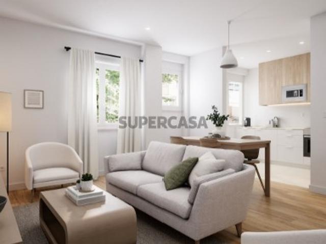 Excelente apartamento T2 situado na Estrada de Benfica em remodelação