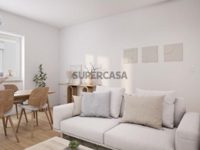 Excelente apartamento T2 situado na Rua Carlos Reis, em remodelação