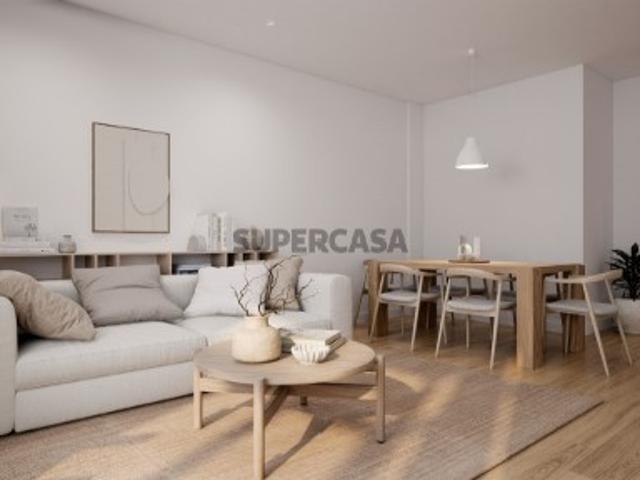 Excelente apartamento T2 situado na Rua João Ortigão Ramos, em remodelação