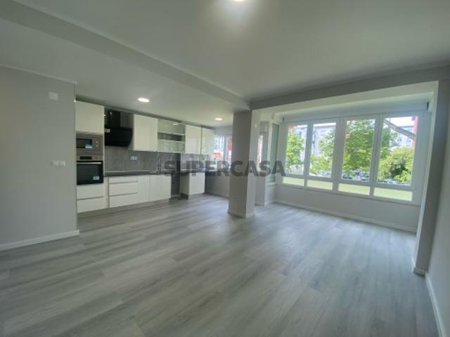 Excelente Apartamento T2 Remodelado em Oeiras com Arrecadação e 2 Elevadores ! Não perca a oportunidade, marque já a sua visita!
