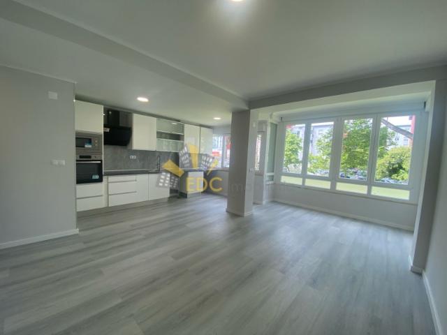 Excelente Apartamento T2 Remodelado em Oeiras com Arrecadação e 2 Elevadores ! Não perca a oportunidade, marque já a sua visita!