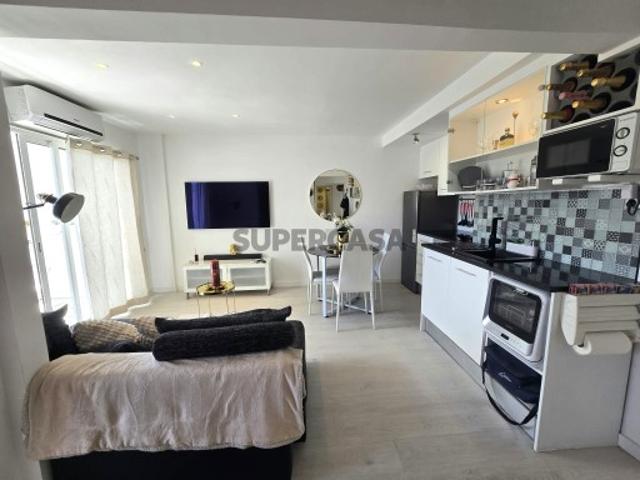 Excelente Apartamento T2 renovado com Open Space e Varanda Almada