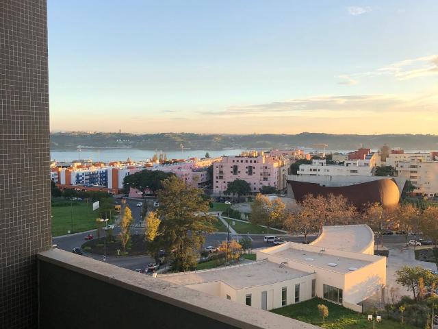 Excelente Apartamento T2 totalmente remodelado nas Torres do Restelo com varanda, vista panorâmica e garagem