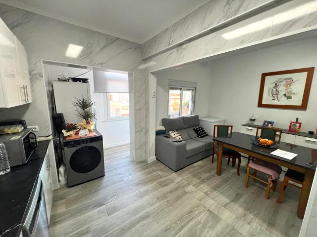 Apartamento T2 totalmente remodelado, situado em Amora