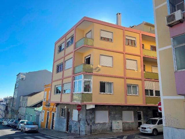 Excelente apartamento T3+1 com muita luz localizado no coração de Almada na zona Histórica