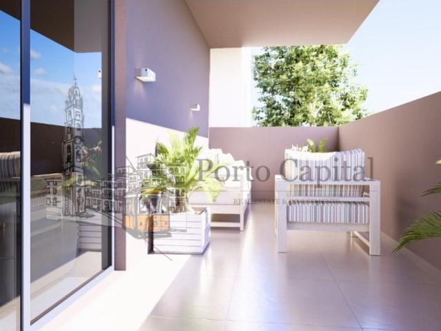 EXCELENTE APARTAMENTO T3, COM COZINHA EQUIPADA INCLUINDO MAQUINA DE LAVAR LOIÇA E ROUPA, VARANDA E DOIS LUGARES DE GARAGEM, EM VILA NOVA DE GAIA A 5 MINUTOS DA PRAIA