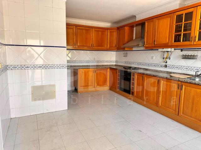 Excelente Apartamento T3 com Parqueamento e Arrecadação no Centro de Benavente