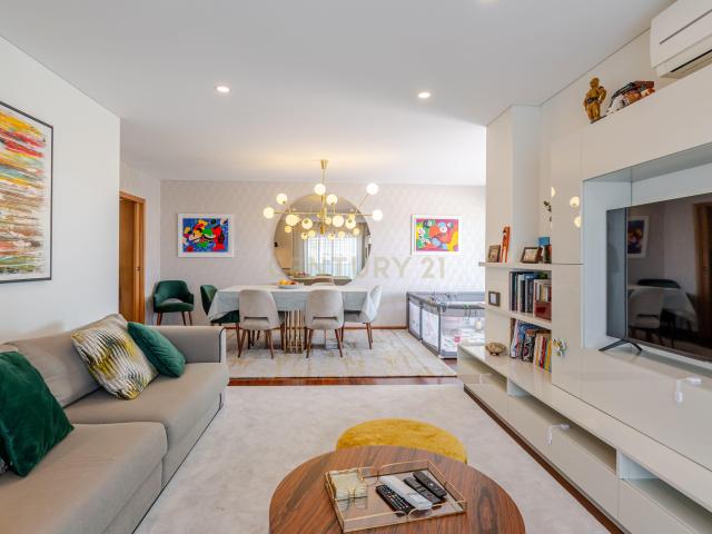 Excelente Apartamento T3 com Terraço ao nível do quinto piso, lugar de garagem e arrumos em Paranhos – Porto