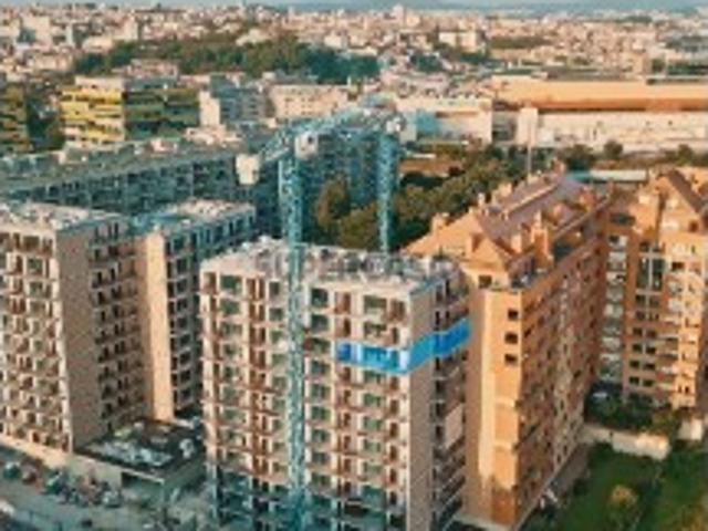 Excelente apartamento T3 com 2 lugares de garagem, arrumos, em localização privilegiada, à beira da nova linha Rubi do metro e pertinho do Arrábida Shopping