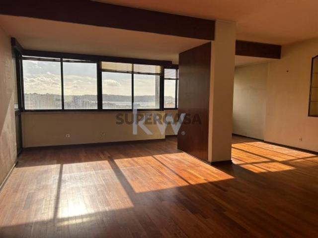 Excelente Apartamento T3 em Miraflores com vista rio para remodelação