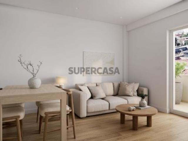 Excelente apartamento T4 situado na Avenida Rainha Dona Leonor, atualmente em remodelação