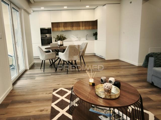 Excelente Apartamento T3 Remodelado em Benfica