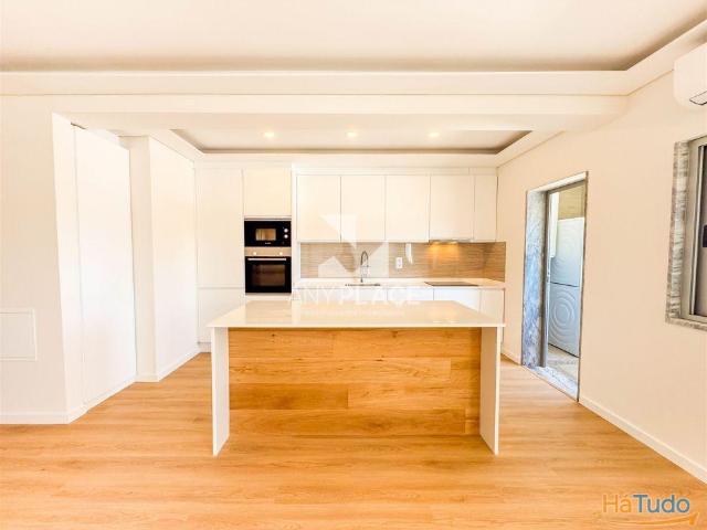 Excelente Apartamento T3 totalmente renovado com bonita vista mar no cetro de Loulé. | 26074039738