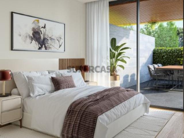 Excelente apartamento T4, com 84m2 de espaço exterior, dois lugares de garagem e arrumos